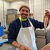 Teilnehmer Simon Bürkle filetiert ein Felchen.