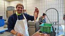Teilnehmer Simon Bürkle filetiert ein Felchen.