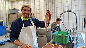 Teilnehmer Simon Bürkle filetiert ein Felchen.
