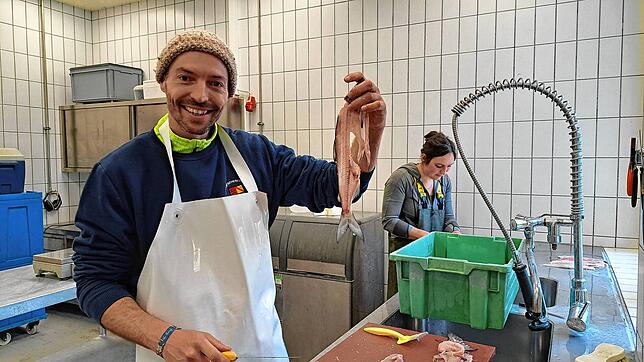 Teilnehmer Simon Bürkle filetiert ein Felchen.