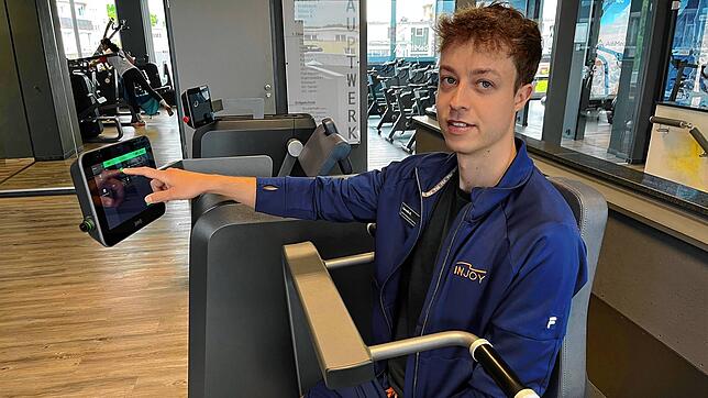 Jannik Raible leitet den Bereich Training im Injoy Villingen. Hier zeigt er eines der Geräte, an dem schon Jugendliche traninieren dürfen.