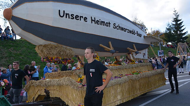 Die Landjugend Mönchweiler mit ihrem Zeppelin zeigt sich schon beim Umzug als Anwärterin auf den Sieg bei der Erntewagenprämierung. ...