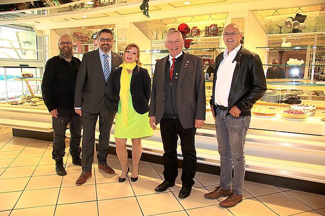 Freuen sich über den Coup mit dem Traditions-Café Hotel Adler (von links): Pfarrer Markus Ockert, Georg Wiengarn, ...