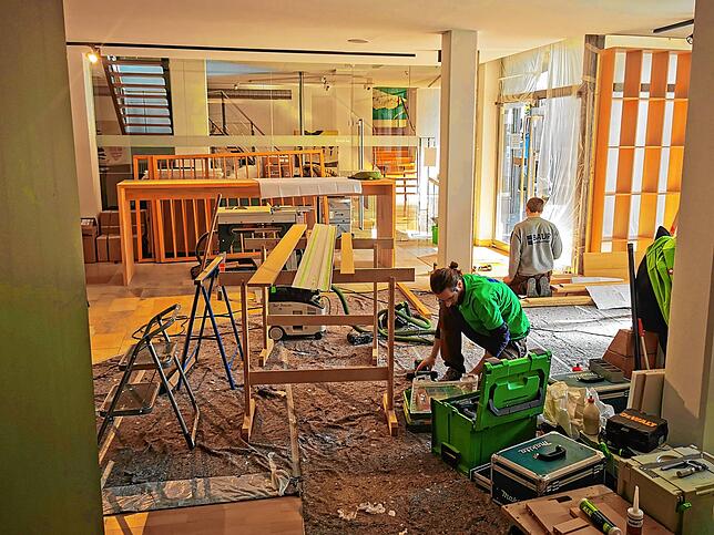 Der Innenausbau im künftigen „Ambasadorka“ läuft auf Hochtouren. Regale, Tische, Sideboards und die Theke sind fertig, die ...