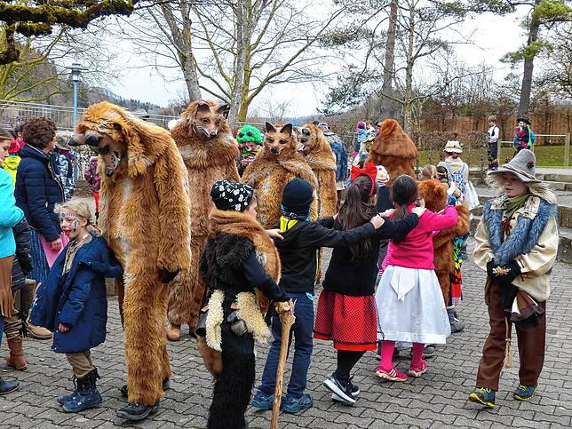 Schmotziger im &bdquo;Tal&ldquo; 2020: Die Füchse befreiten im Deggenhausertal die Kinder aus der Schule und tanzten mit ihnen erst ...