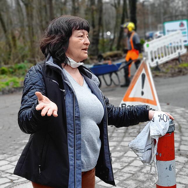 Petra Rietzler beim Spaziergang durch den Tannenhof.