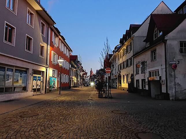 Villingens heißeste Party-Piste ist die Färberstraße. Der Übergang zwischen Tag und Nacht zaubert hier eine Szene fast wie in Pastell.