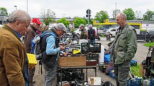 Beim Oldtimer-Teilemarkt vor der Meßkircher Stadthalle – hier am 20. Mai 2023 – gibt es für die Besucher viele Raritäten zu entdecken.