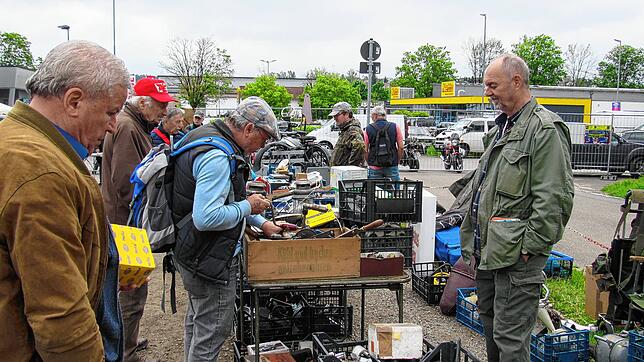 Beim Oldtimer-Teilemarkt vor der Meßkircher Stadthalle – hier am 20. Mai 2023 – gibt es für die Besucher viele Raritäten zu entdecken.