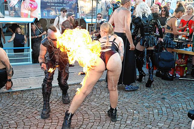 Bild 29: Lack, Leder, Latex! Dieses Spektakel bieten die BDSM-Fans im Konstanzer Hafen