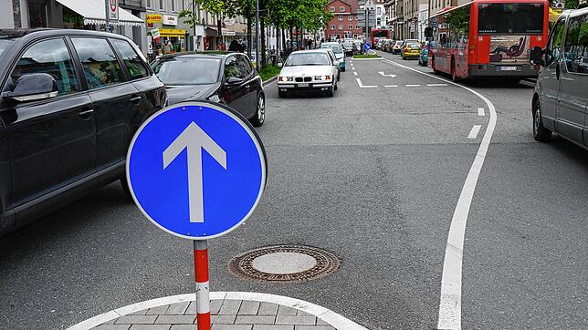 (Archivbild) Blick von der Verkehrsinsel auf der Bodanstraße: In diesem Bereich wird eine Frau schwer verletzt, als sie am Dienstag, 26. ...
