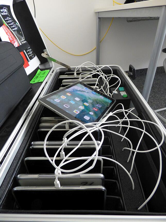 Lernmittel der Zukunft: Säuberlich verstaut sind 16 i-pads in einem Koffer. Vier solcher i-pad-Koffer gibt es inzwischen am Schulverbund ...