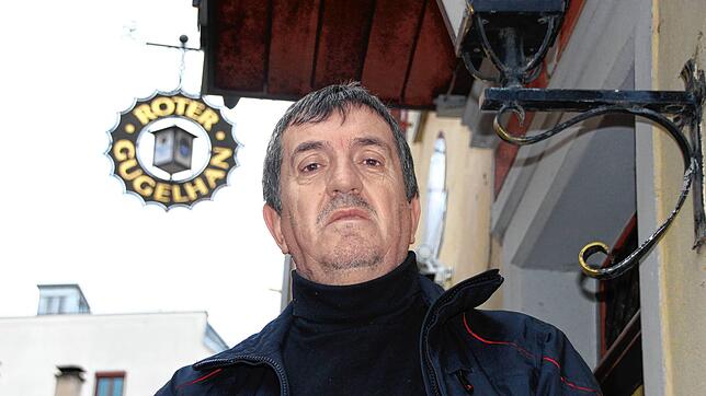Izet Begic steht vor dem Gugelhan in der Salmannsweilergasse. Das Restaurant hat derzeit geschlossen.