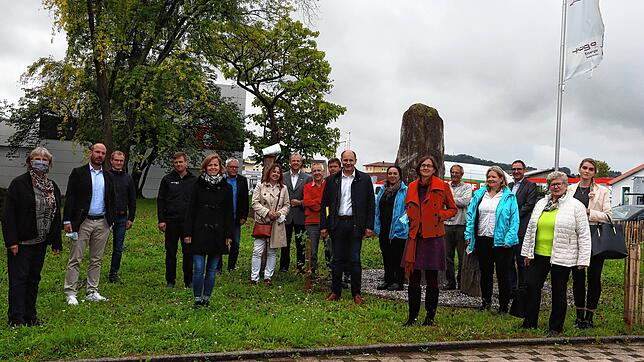 Blühbotschafterin Sibylle Möbius (ganz links) zeigte bei einer Veranstaltung mit Vertretern von Singener Firmen, dass Firmengelände ...
