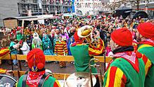Blick auf den Radolfzeller Marktplatz am Schmutzigen Dunschtig. Auf den Straßen war an der Fasnacht viel los.