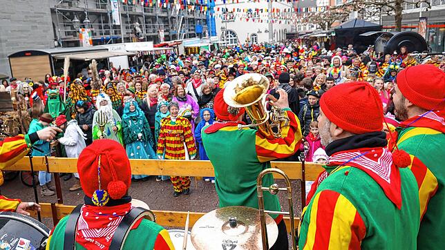 Blick auf den Radolfzeller Marktplatz am Schmutzigen Dunschtig. Auf den Straßen war an der Fasnacht viel los.