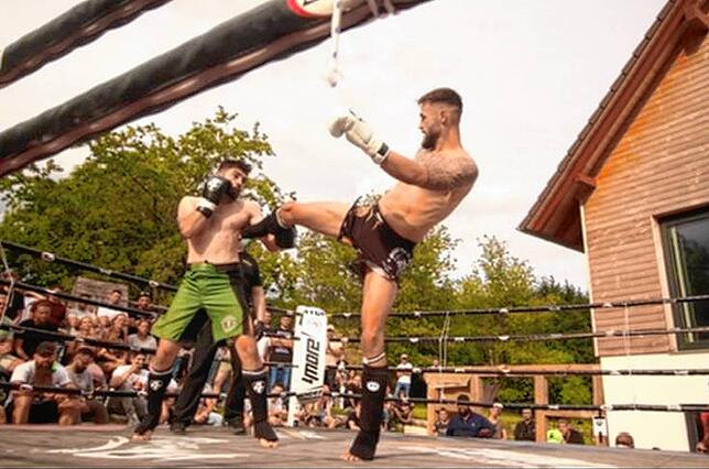 Marius Henkel (rechts) im Ring bei der Hausgala des Muay Thai Gym Mendez in Überlingen.
