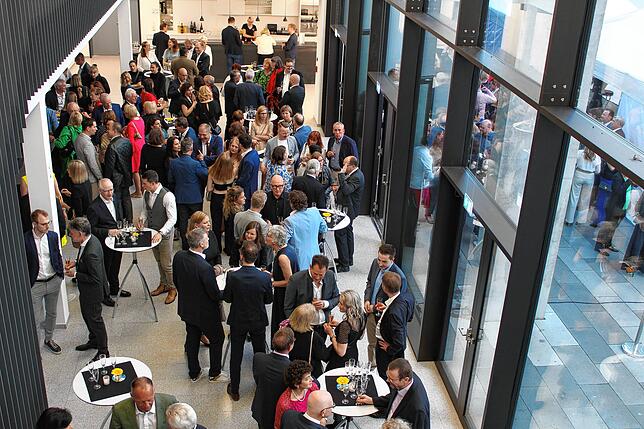 Bereits beim Sektempfang im Foyer gab es Gelegenheit zum Gedankenaustausch.