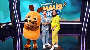 Moderatorin Esther Sedlaczek (rechts) begrüßt in der „Maus-Show“ ihren Kollegen Florian Silbereisen – der Schlagersänger wird Ende ...