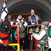 Robin Hood alias Mario Böhler ruft die Strafe für OB alias König Uli Burchardt aus: Er wird in einen Seehas nach Singen gesteckt.