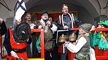 Robin Hood alias Mario Böhler ruft die Strafe für OB alias König Uli Burchardt aus: Er wird in einen Seehas nach Singen gesteckt.