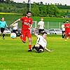 Luis Stolz (SV Aasen, rechts) spitzelt Maximilian Moser (SV Geisingen) den Ball vom Fuß. Aasen setzte sich auch im gesamten Spiel durch ...