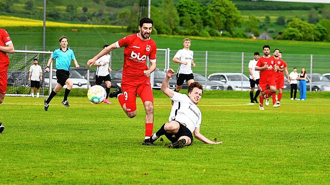 Luis Stolz (SV Aasen, rechts) spitzelt Maximilian Moser (SV Geisingen) den Ball vom Fuß. Aasen setzte sich auch im gesamten Spiel durch ...