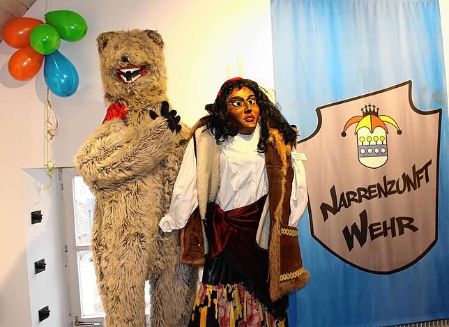 Auch Kostüme und Masken der Wehrer Zünfte sind Teil der bunten Ausstellung.