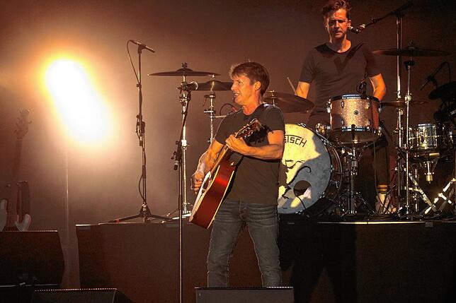 Bild 23: James Blunt begeistert Fans im Salemer Schlosspark