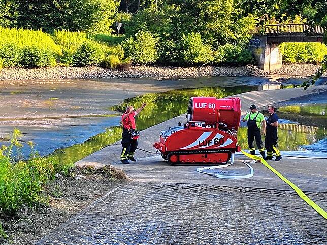 Die Feuerwehr Singen nutzte im August 2023 auch den Löschroboter. Im Hintergrund ist zu sehen, wie wenig Wasser im Haselmoos-Weiher war.