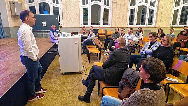 Tobias Schöll vom Amt für Bildung und Sport (links) erläuterte im Konstanzer Gesamtelternbeirat die Motivation für die Neuausrichtung ...