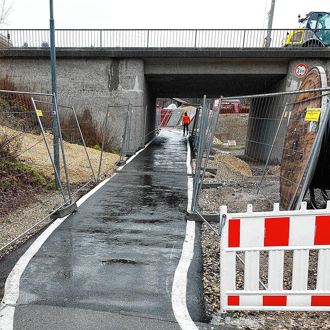 Der Fuß- und Radweg im Tafelholz ist am Anfang und Ende recht schmal für Begegnungsverkehr von Fahrrädern.