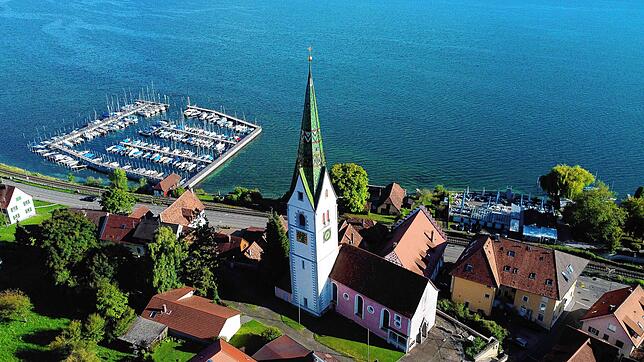 Bei der Kirche St. Martin und Georg in Sipplingen ist vor allem das grüne Dach des Turms auffällig.