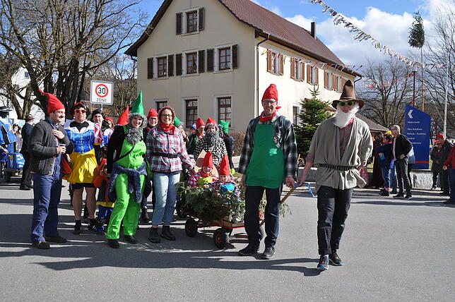 Der Unterbaldinger Kindergarten kam als Zwergengruppe zum Umzug und mitsamt eigenem Nachwuchs.