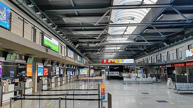 Der Abflug-Terminal ist derzeit meistens leer. Die Luftfahrtkrise durch die Corona-Pandemie hat dem Flughafen Friedrichshafen zusätzlich ...