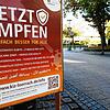 Mit Plakaten &ndash; wie hier in Schopfheim &ndash; wirbt der Landkreis um die Corona-Schutzimpfung. Das Kreisimpfzentrum ist noch bis ...