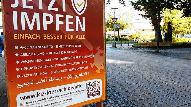 Mit Plakaten &ndash; wie hier in Schopfheim &ndash; wirbt der Landkreis um die Corona-Schutzimpfung. Das Kreisimpfzentrum ist noch bis ...