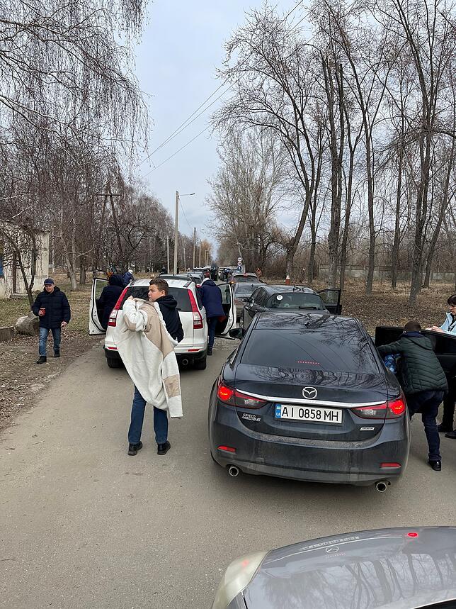 Vor der ukrainisch-moldawischen Grenze stauen sich die Autos. Die zwei Familien hatten aber Glück: an anderen Grenzübergängen sei viel ...