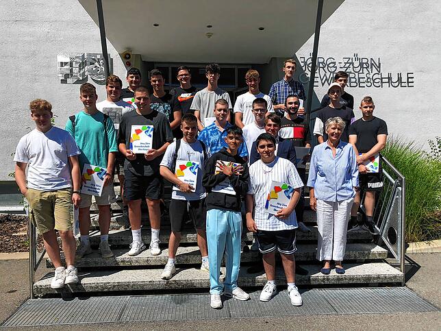 Die Jörg-Zürn-Gewerbeschule Überlingen verabschiedete 20 Schüler der zweijährigen Berufsfachschule. Klasse 2BFME2 (Elektrotechnik): ...