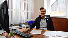 Sauldorfs Bürgermeister Severin Rommeler ist seit dem 1. März im Amt. Diese Aufnahme entstand in seinem Arbeitszimmer im Rathaus in ...