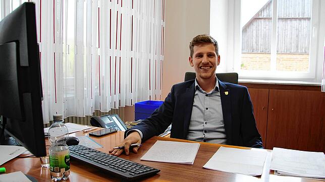 Sauldorfs Bürgermeister Severin Rommeler ist seit dem 1. März im Amt. Diese Aufnahme entstand in seinem Arbeitszimmer im Rathaus in ...