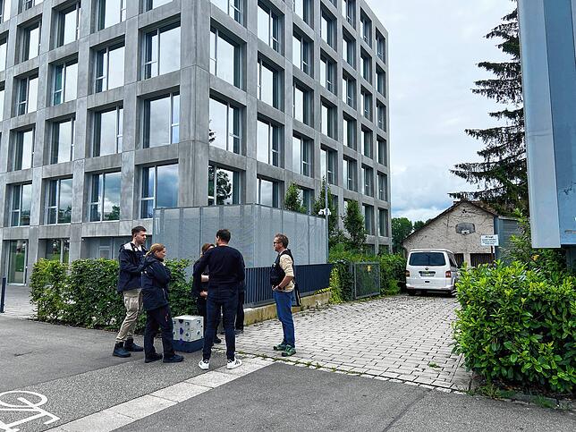 (Archivbild) Sie sichern Spuren: Experten der Kriminalpolizei sind auch Stunden nach der Tat noch im Einsatz. Das Opfer ist derweil im ...