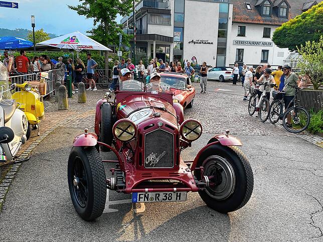 Die Oldtimer, die auf Einladung des MSC-Sernatingen nach Ludwigshafen kamen, begeisterten die Fahrzeugfans mit ihren Formen, den ...