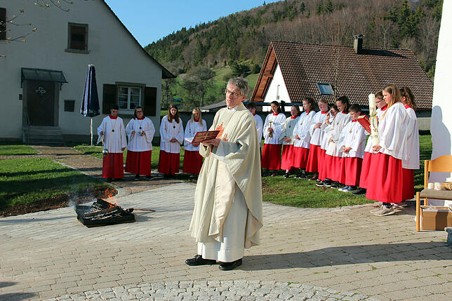In Hondingen beginnen die Feierlichkeiten für die Heilige Osternacht mit dem Entzünden der Osterkerze an der Feuerstelle auf dem ...