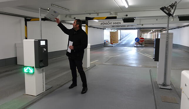 Was ist das denn für ein Kasten? Norbert Schültke erklärt, dass neue Technik im Parkhaus am See bald die Abrechnung per ...