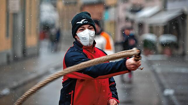 Beim Einschnellen mit FFP2-Maske und Karbatsche in der Münsterstraße.