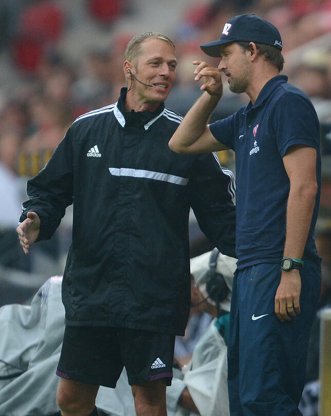 2013 diskutierte der damalige Mainzer Trainer Thomas Tuchel (rechts) mit dem vierten Offiziellen Thorsten Schiffner.