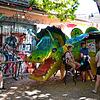 Im Vorhof der sozialen Einrichtung wurde von Szenenbildner Christian Strang eine Bar in Form eines Dinosauriers aufgebaut. Im Bild von ...