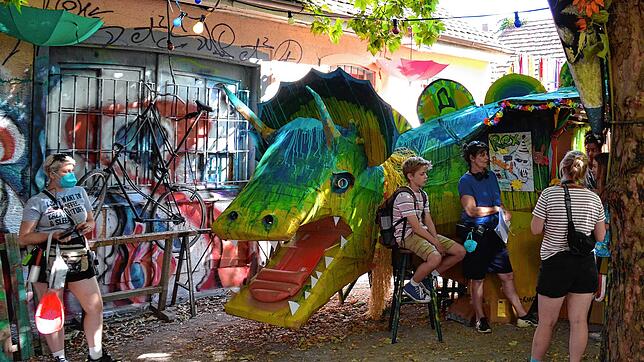 Im Vorhof der sozialen Einrichtung wurde von Szenenbildner Christian Strang eine Bar in Form eines Dinosauriers aufgebaut. Im Bild von ...