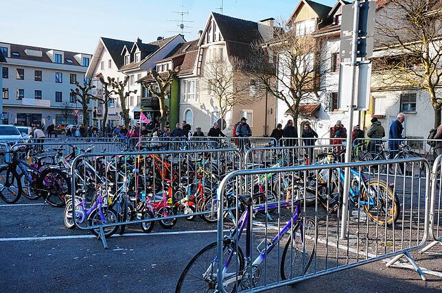 Die &bdquo;Verkäufer-Schlange&ldquo; vor den Annahmestellen war schier endlos lang, die Auswahl für Kaufwillige entspechend groß. Der ...